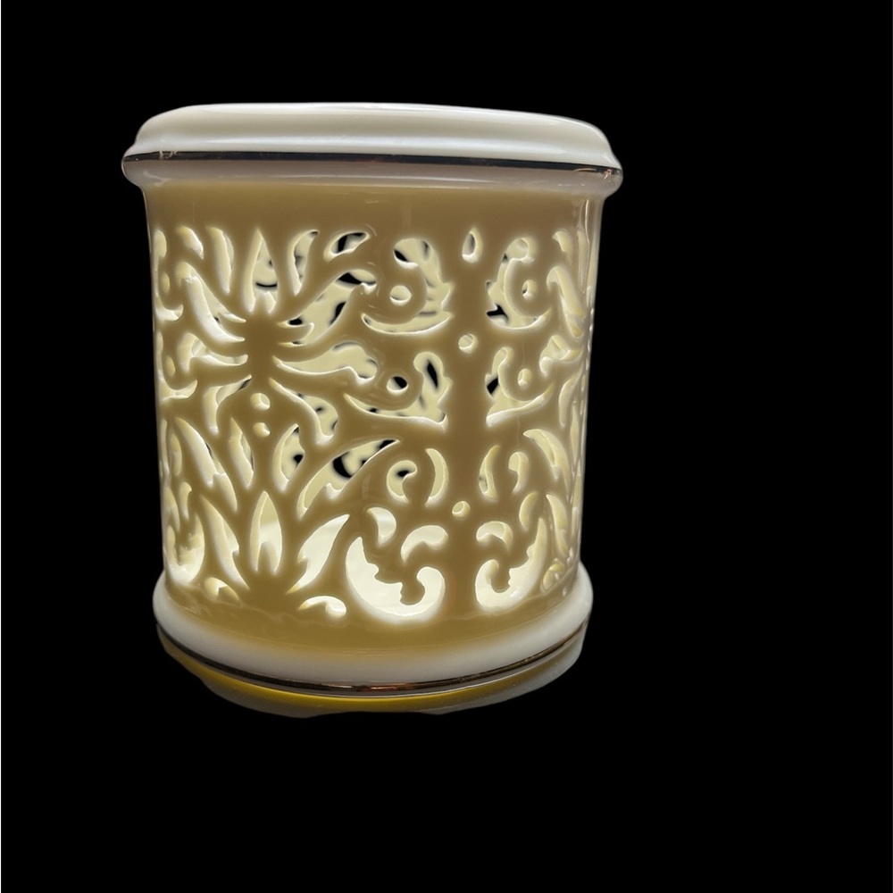 Lenox Filigree Cut 24K
Gold Trim Tea Light/ Votive Candle